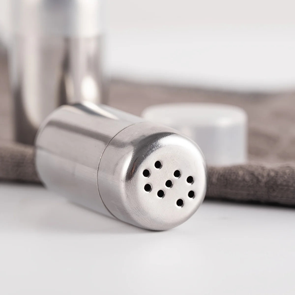 1pcs Food-Grade Stainless Steel Spice Jars Mini Portable Salt Pepper Shakers, Leak-Proof for Camping Picnic